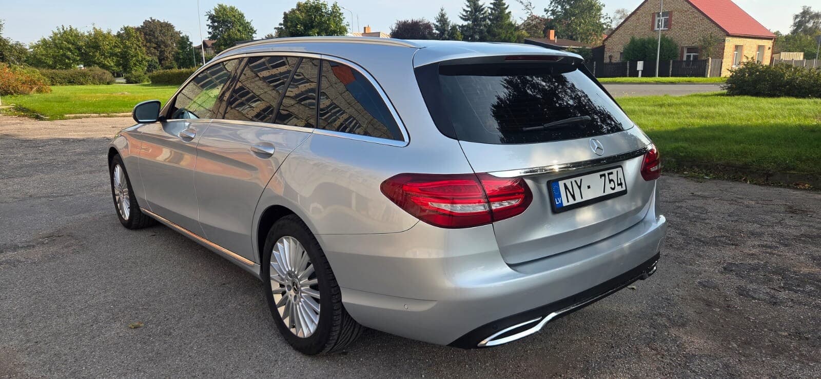 Mercedes-Benz C220 (2017) — 4/18