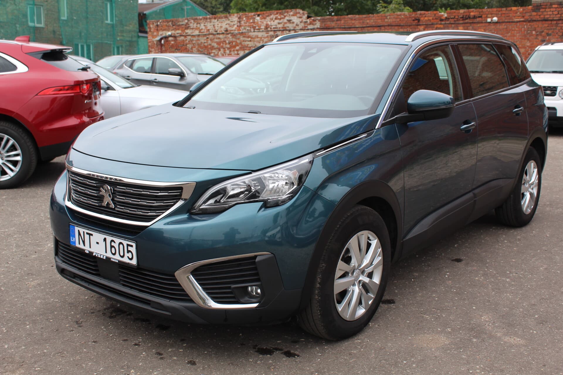 Peugeot 5008 (2018) — 2/16